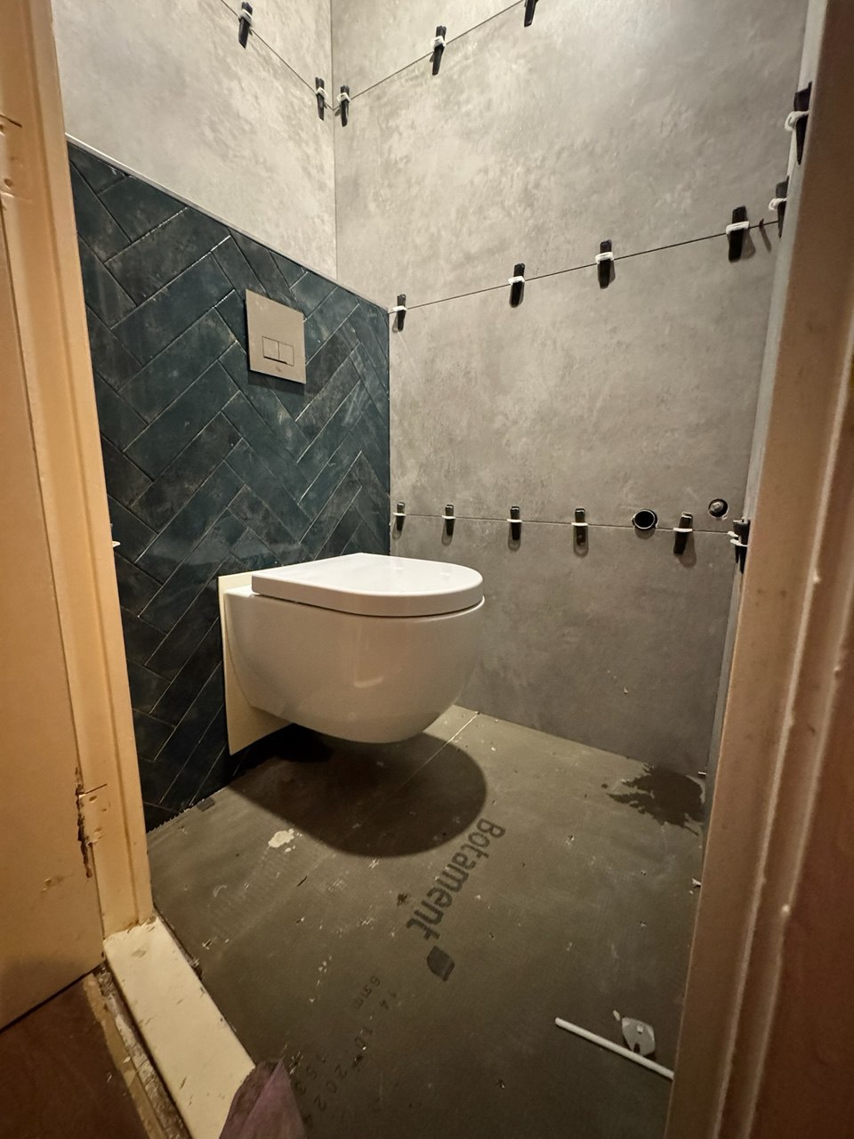 Hangtoilet en wandtegels in visgraatmotief