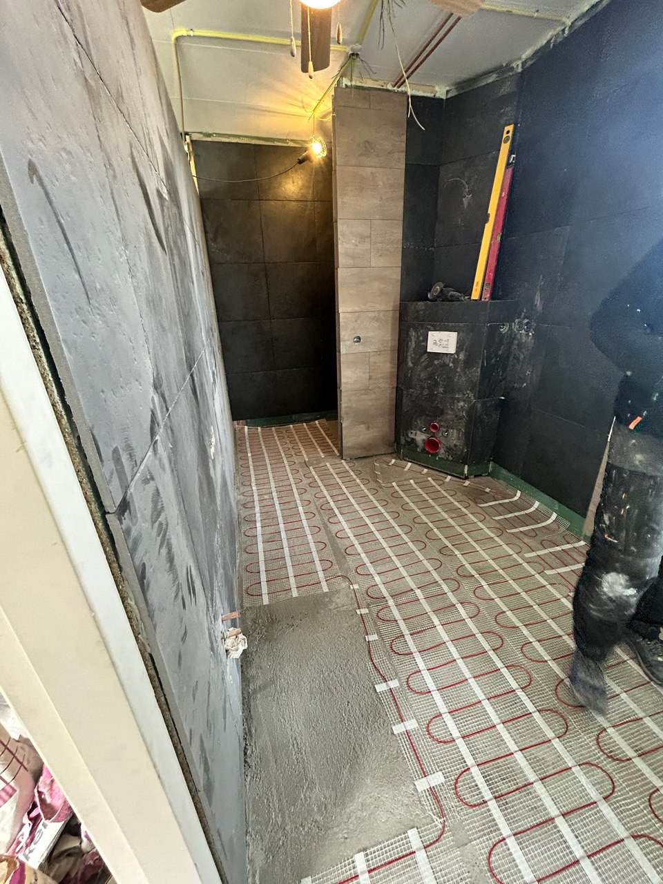 De ondergrond van een nieuwe badkamer