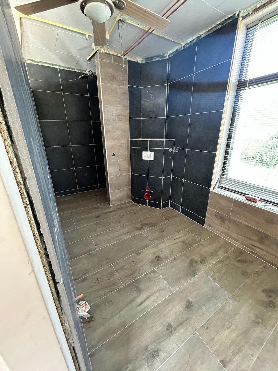 Wandtegels in een badkamer